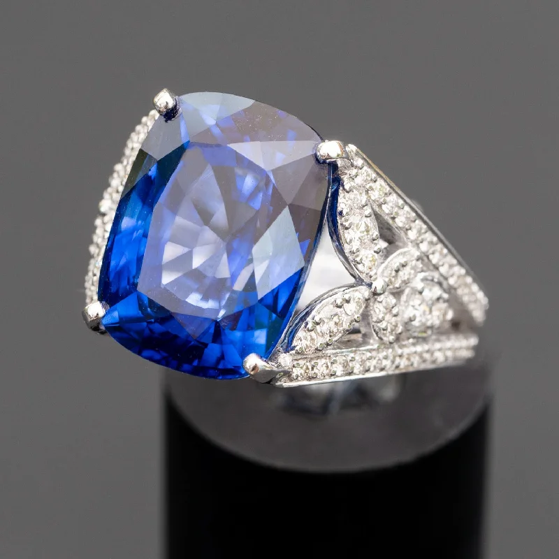 Monet - 16.76 carat Cushion sapphire ring with 1.96 carat natural diamonds