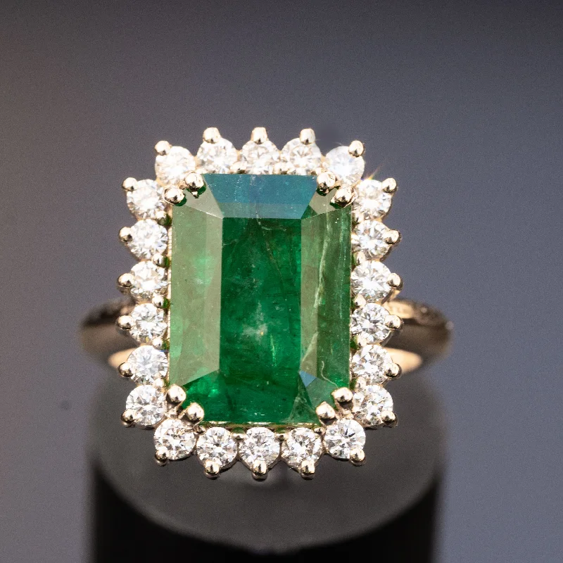 Emery - 5.90 carat natural emerald ring, 0.85 carat natural diamonds. 18K yellow gold