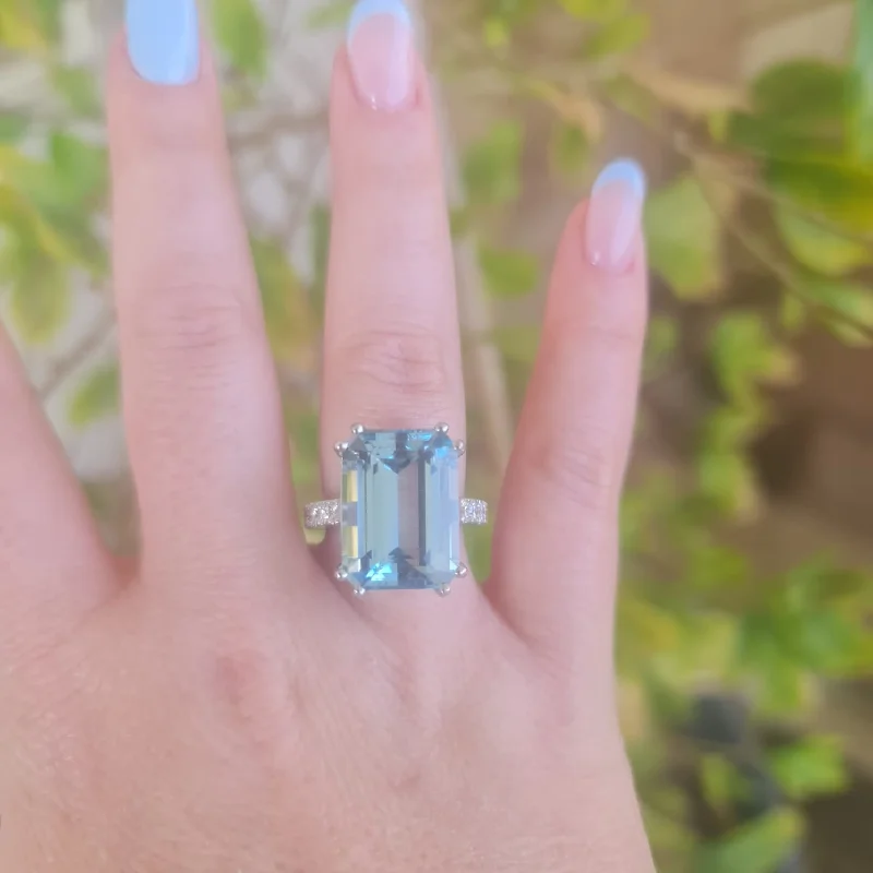 Katia  - 10.00 carat natural aquamarine ring with 0.48 carat natural diamonds