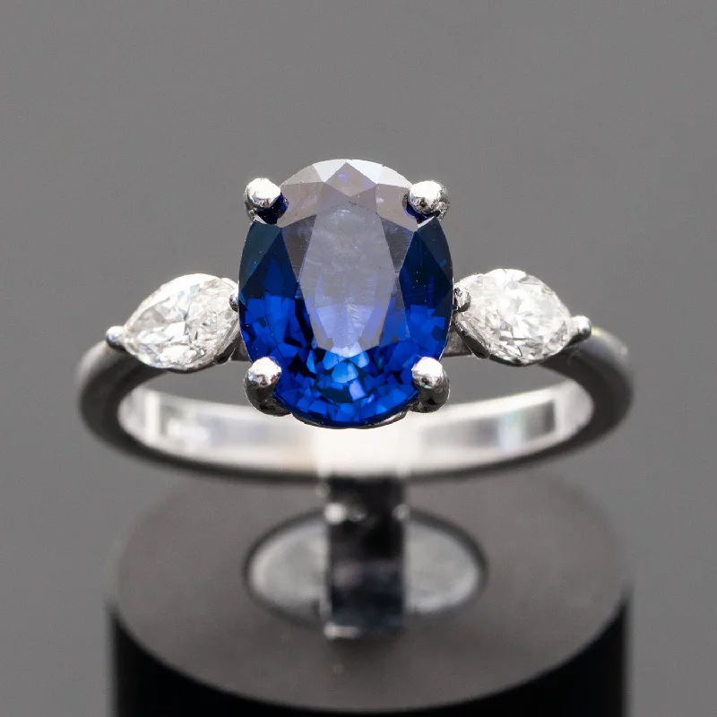 Luna - 3.50 carat sapphire ring with 0.55 carat natural diamonds