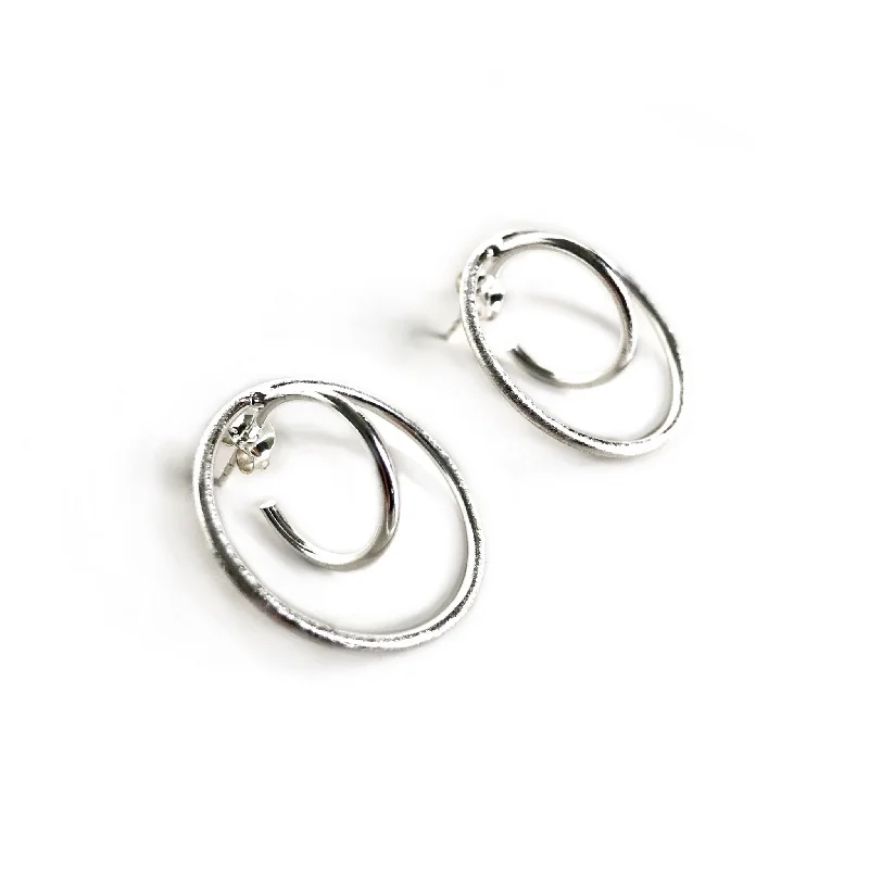 Interlocking hoop Earrings